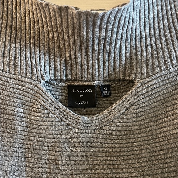 Cyrus Gray Ribbed Cold-Shoulder V-Neck Sweater - Picture 2 of 5